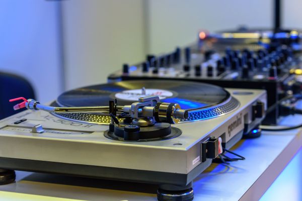 Comment brancher une platine vinyle sur un ampli qui ne possède pas d’entrée phono ?