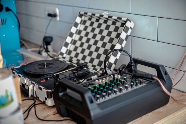 Top astuces pour connecter votre platine vinyle à un ampli sans entrée phono